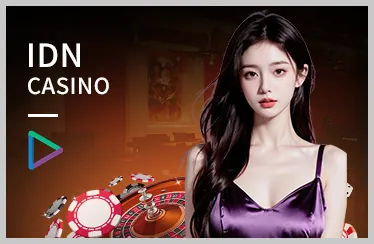 Cầu thủ bóng rổ đang thực hiện cú úp rổ mạnh mẽ